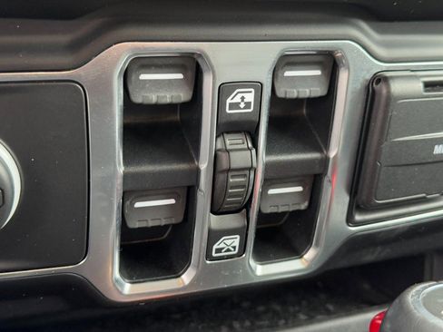 Used 2020 Jeep Wrangler Unlimited Sahara image 23