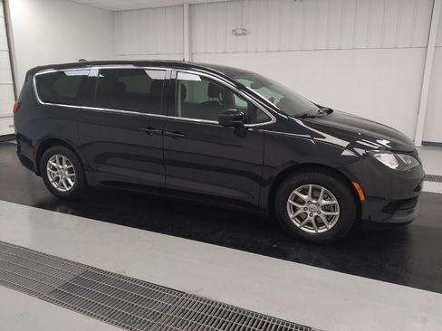 Used 2023 Chrysler Voyager LX image 11