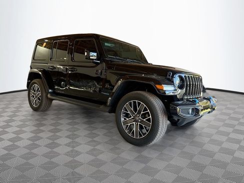 Used 2022 Jeep Wrangler Unlimited Sahara AWD/4WD image 4
