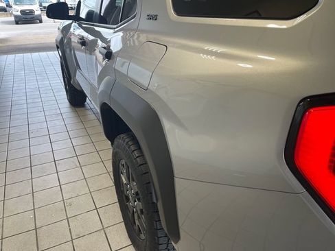 Used 2025 Toyota 4Runner SR5 AWD/4WD image 19