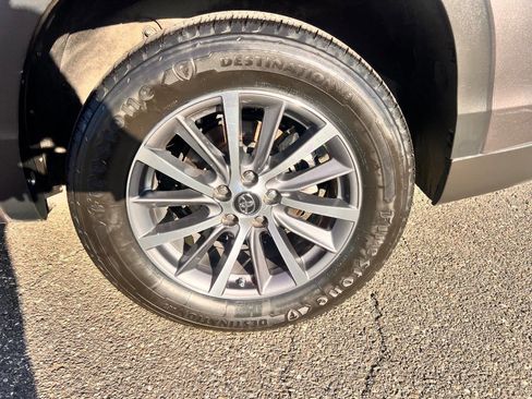 Used 2017 Toyota Highlander XLE image 11