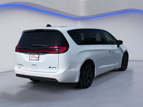 Used 2024 Chrysler Pacifica Limited FWD image 7