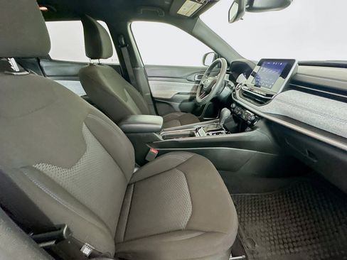 Certified 2025 Jeep Compass Sport image 32