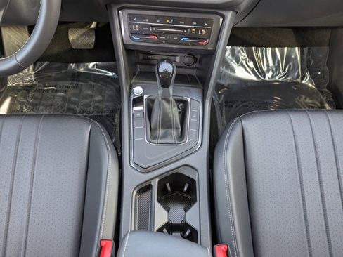 Used 2024 Volkswagen Tiguan SE FWD image 18