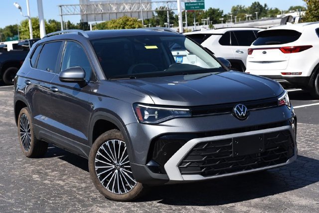 Used 2025 Volkswagen Taos SE w/ Panoramic Sunroof Package FWD image 2