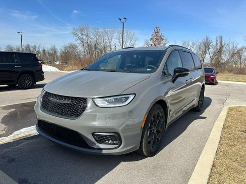 Used 2025 Chrysler Pacifica Limited image 10