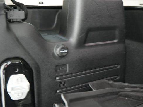 Used 2022 Jeep Wrangler Unlimited Sahara AWD/4WD image 31