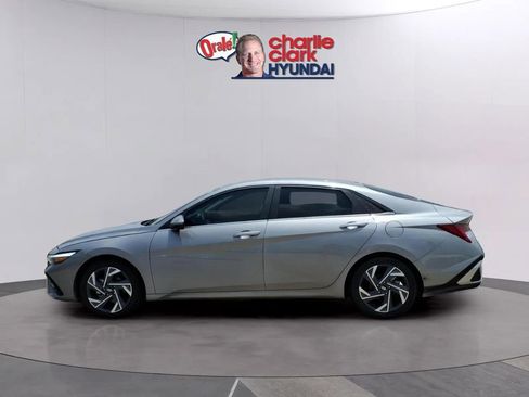Used 2024 Hyundai Elantra Limited FWD image 2