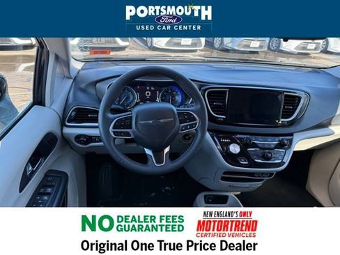 Used 2024 Chrysler Pacifica Touring-L image 7