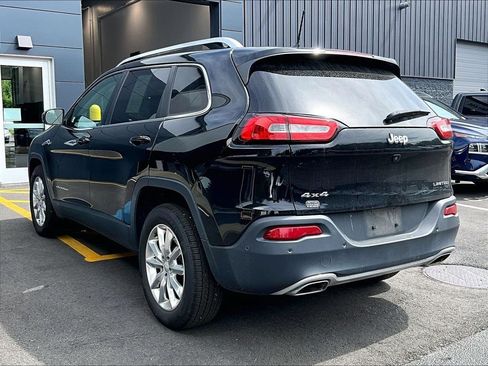 Used 2017 Jeep Cherokee Limited w/ Luxury Group AWD/4WD image 6