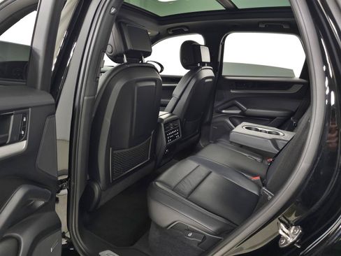 Used 2024 Porsche Cayenne AWD/4WD image 31