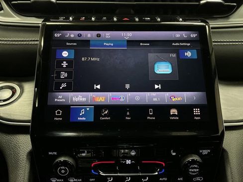 Used 2023 Jeep Grand Cherokee L Limited image 19