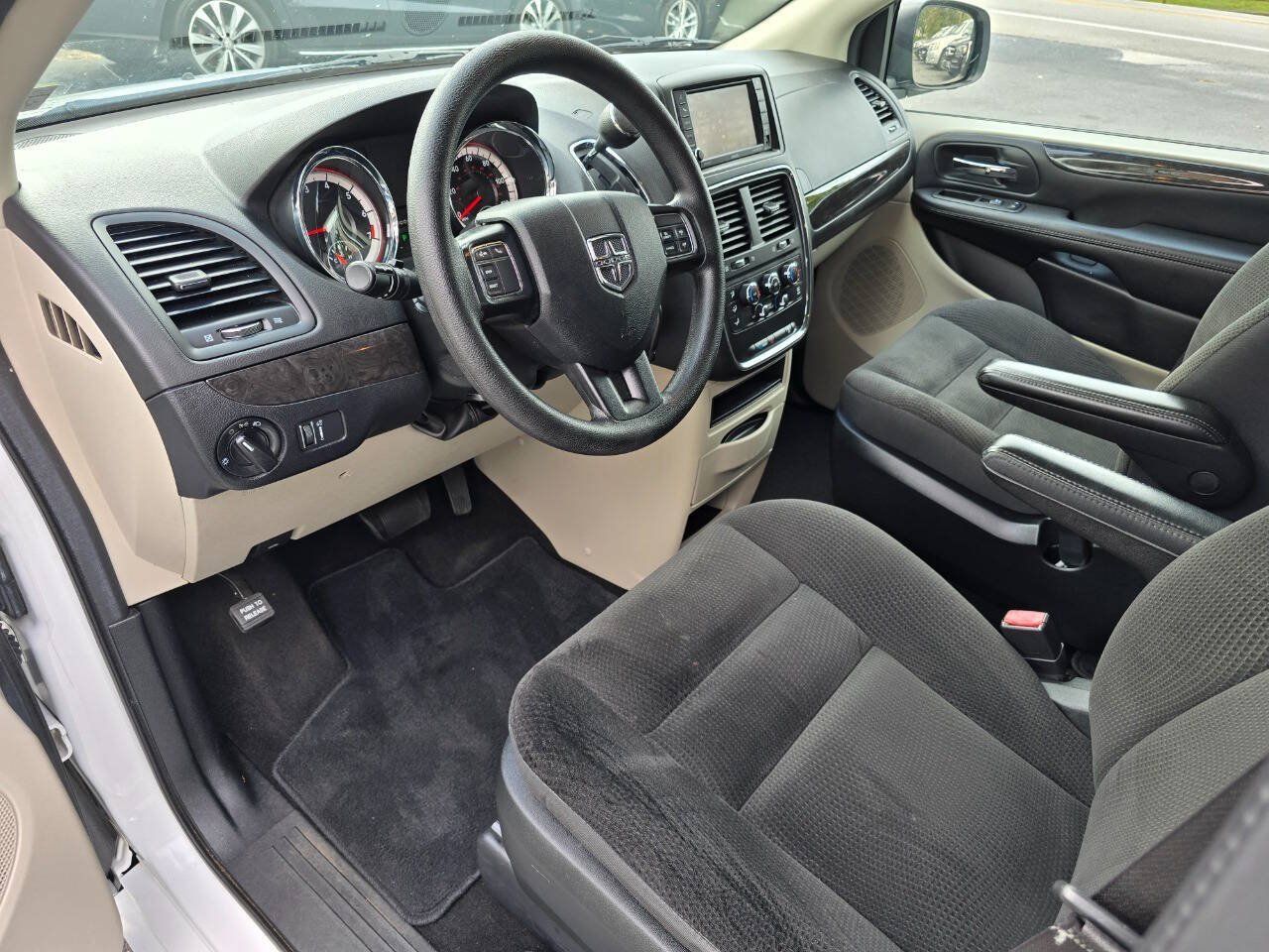 Used 2018 Dodge Grand Caravan SE w/ UConnect Hands-Free Group FWD image 12
