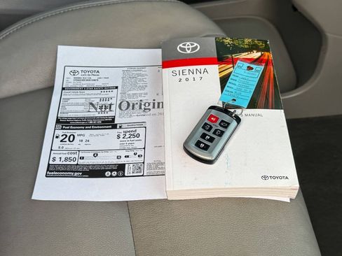 Used 2017 Toyota Sienna AWD image 33
