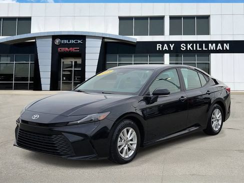 Used 2025 Toyota Camry LE FWD image 3