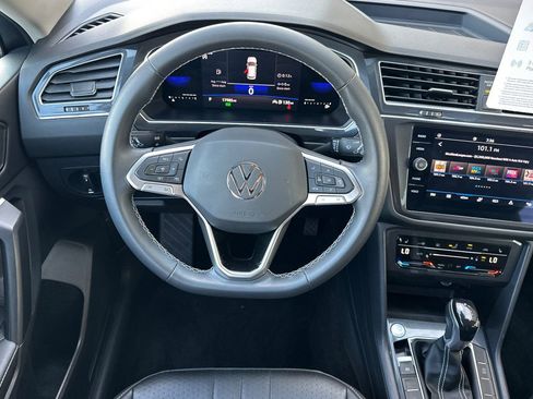Used 2023 Volkswagen Tiguan SE FWD image 14