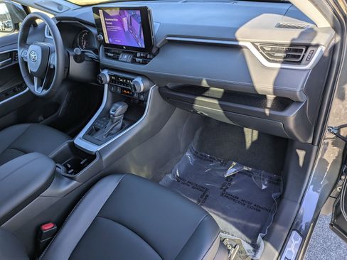 Used 2023 Toyota RAV4 XLE Premium image 28