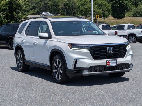 Used 2025 Honda Pilot Touring image 3
