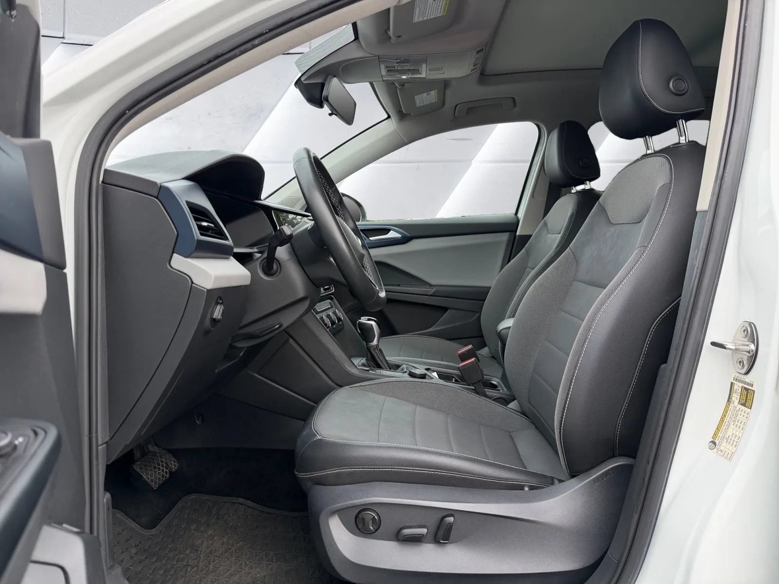 Used 2022 Volkswagen Taos SE w/ Panoramic Sunroof Package AWD/4WD image 9