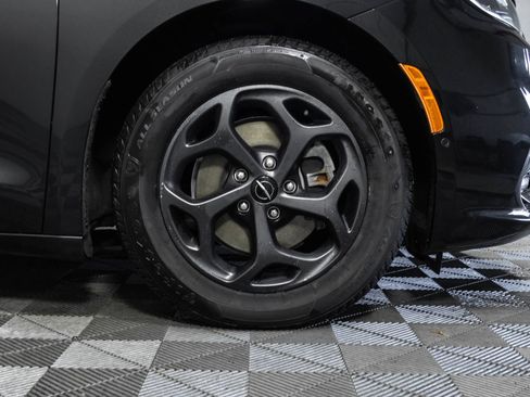 Used 2022 Chrysler Pacifica Touring-L w/ Uconnect Theater Family Group FWD image 48