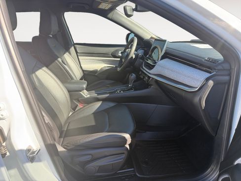 Used 2024 Jeep Compass Latitude image 19