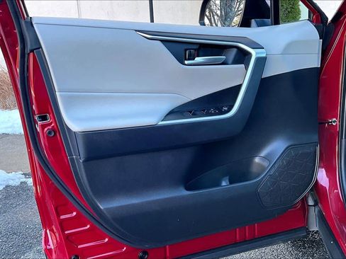 Used 2025 Toyota RAV4 XLE image 21