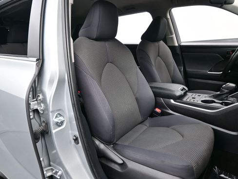 Used 2024 Toyota Highlander LE AWD/4WD image 13