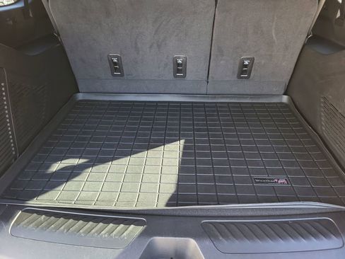 Used 2024 GMC Yukon XL SLT w/ SLT Luxury Package image 26