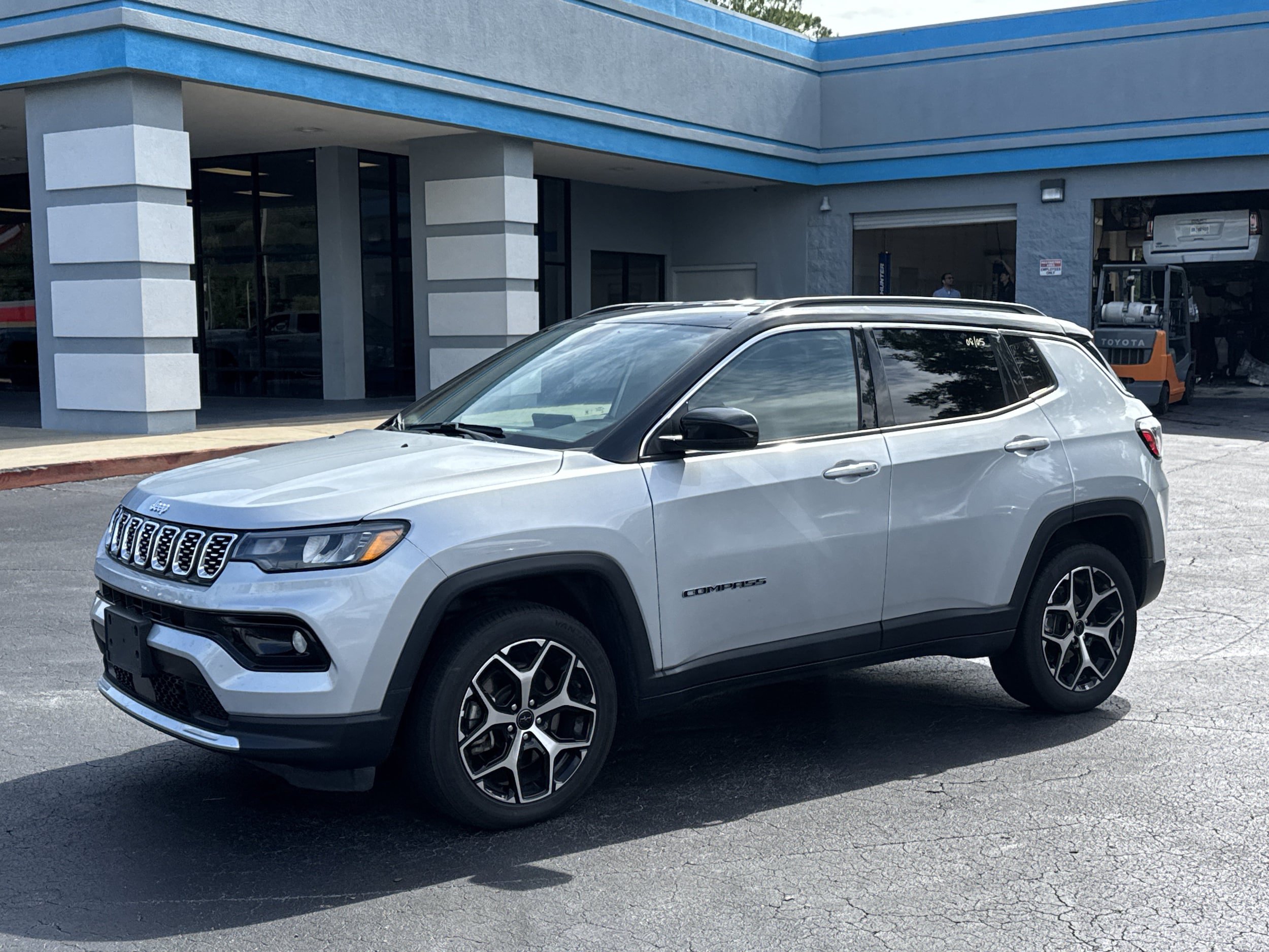 Used 2025 Jeep Compass Limited AWD/4WD image 5