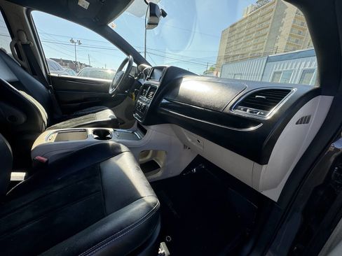 Used 2017 Dodge Grand Caravan SXT image 35