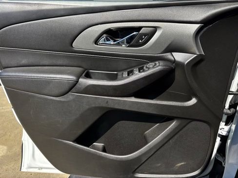 Used 2023 Chevrolet Traverse LT image 13