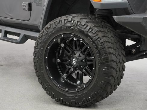 Used 2018 Jeep Wrangler Unlimited Sahara w/ Uconnect 4C Nav & Sound Group AWD/4WD image 4