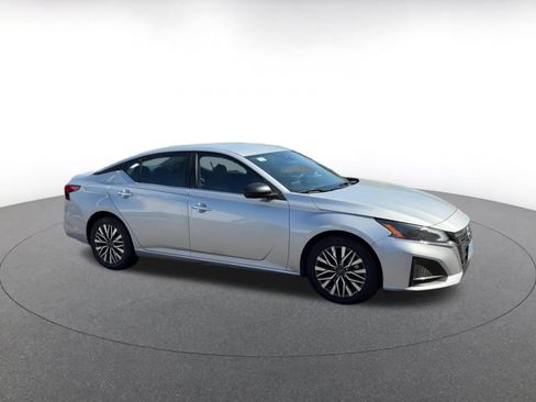 Used 2024 Nissan Altima 2.5 SV FWD image 2