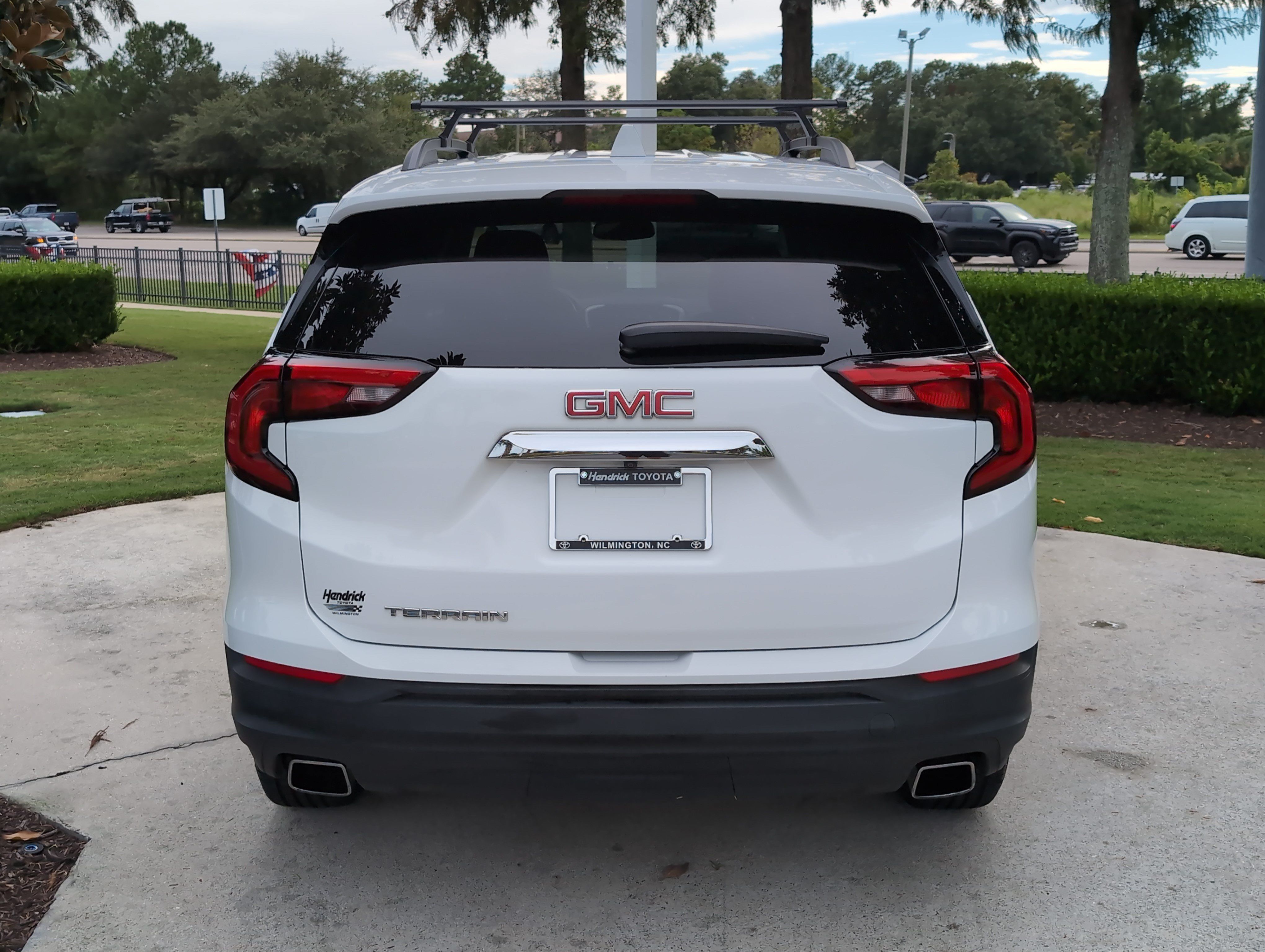 Used 2018 GMC Terrain SLE w/ Driver Convenience Package FWD image 9