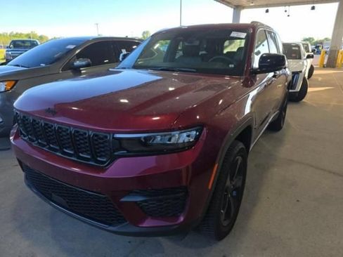 Used 2023 Jeep Grand Cherokee Altitude AWD/4WD image 3