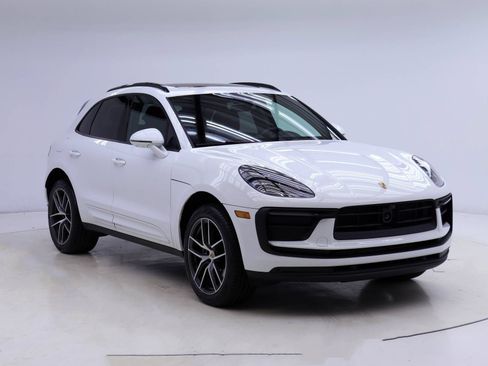 Used 2025 Porsche Macan AWD/4WD image 10