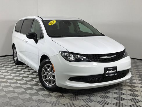 Used 2024 Chrysler Voyager LX image 2