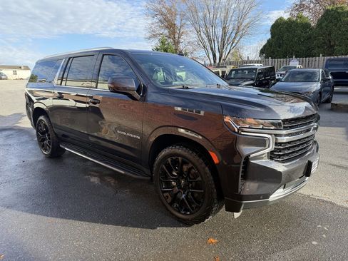 Used 2023 Chevrolet Suburban LT w/ Luxury Package image 4