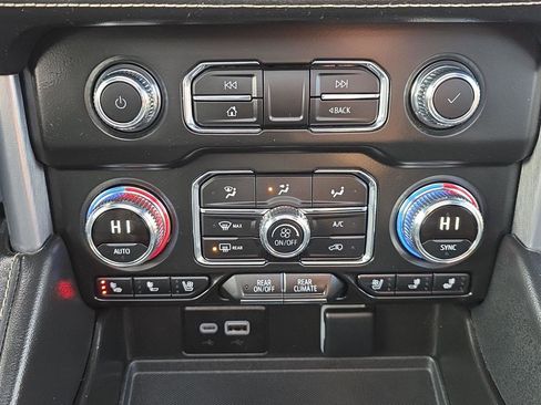 Used 2024 GMC Yukon SLT w/ SLT Luxury Package image 25