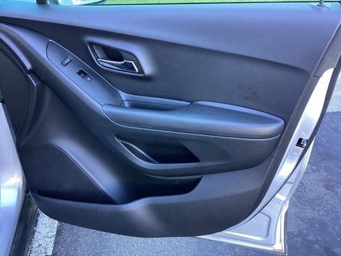 Used 2020 Chevrolet Trax LT w/ LT Convenience Package image 21