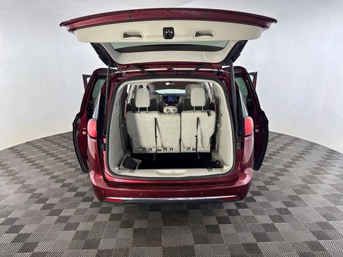 Used 2018 Chrysler Pacifica Touring Plus FWD image 13