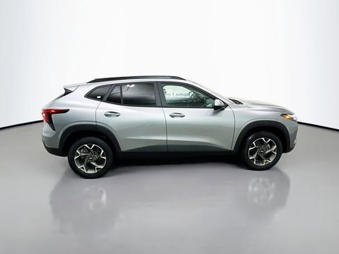 New 2026 Chevrolet Trax LT w/ Sunroof Package image 9