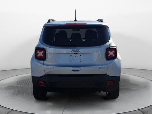 Used 2019 Jeep Renegade Latitude w/ Popular Equipment Group image 4
