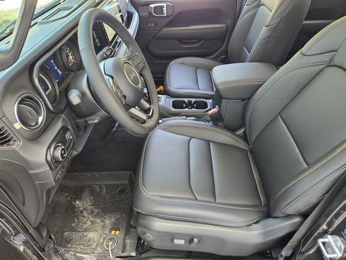 New 2025 Jeep Gladiator Sport image 11