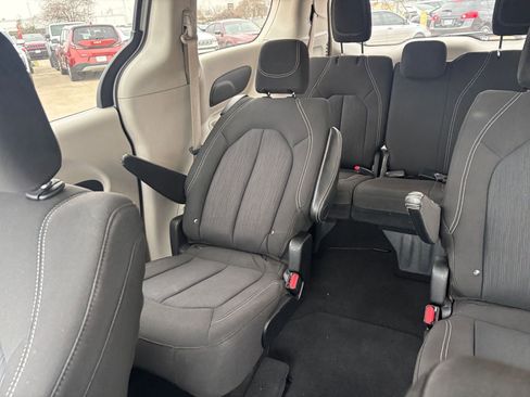Used 2023 Chrysler Voyager LX image 42