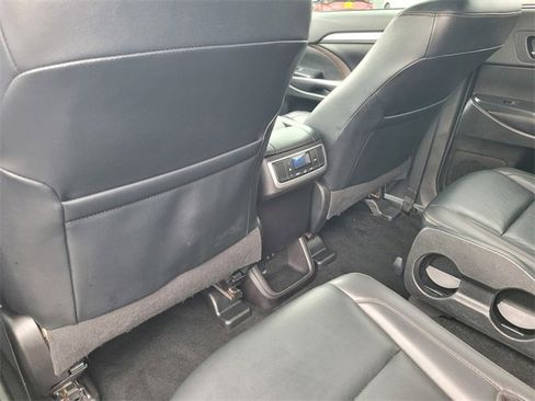 Used 2019 Toyota Highlander image 14