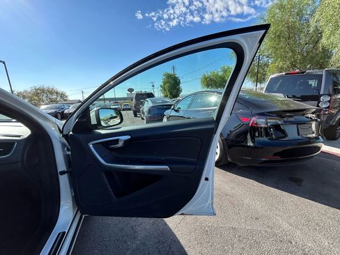 Used 2016 Volvo V60 T5 Platinum image 12