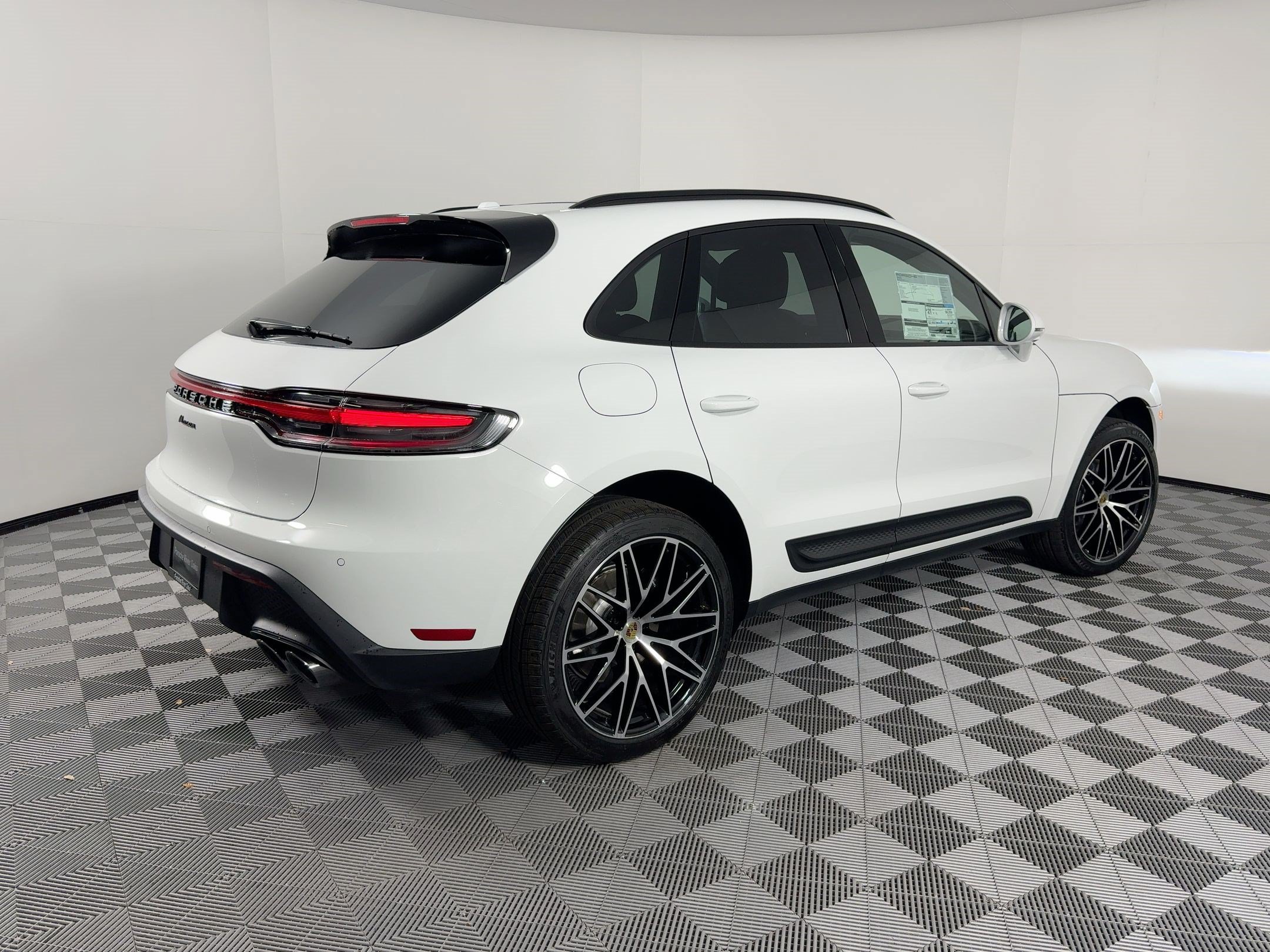 Certified 2026 Porsche Macan AWD/4WD image 9