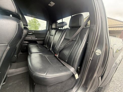Used 2019 Toyota Tacoma TRD Sport AWD/4WD image 11