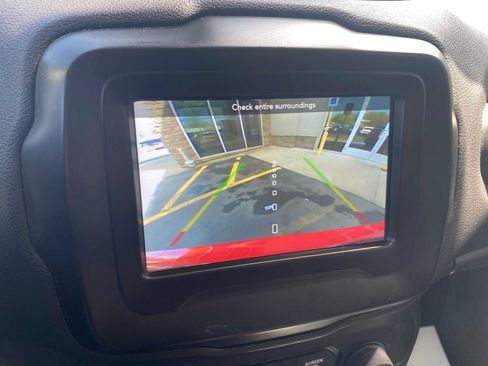 Used 2019 Jeep Renegade Latitude w/ Cold Weather Group AWD/4WD image 17